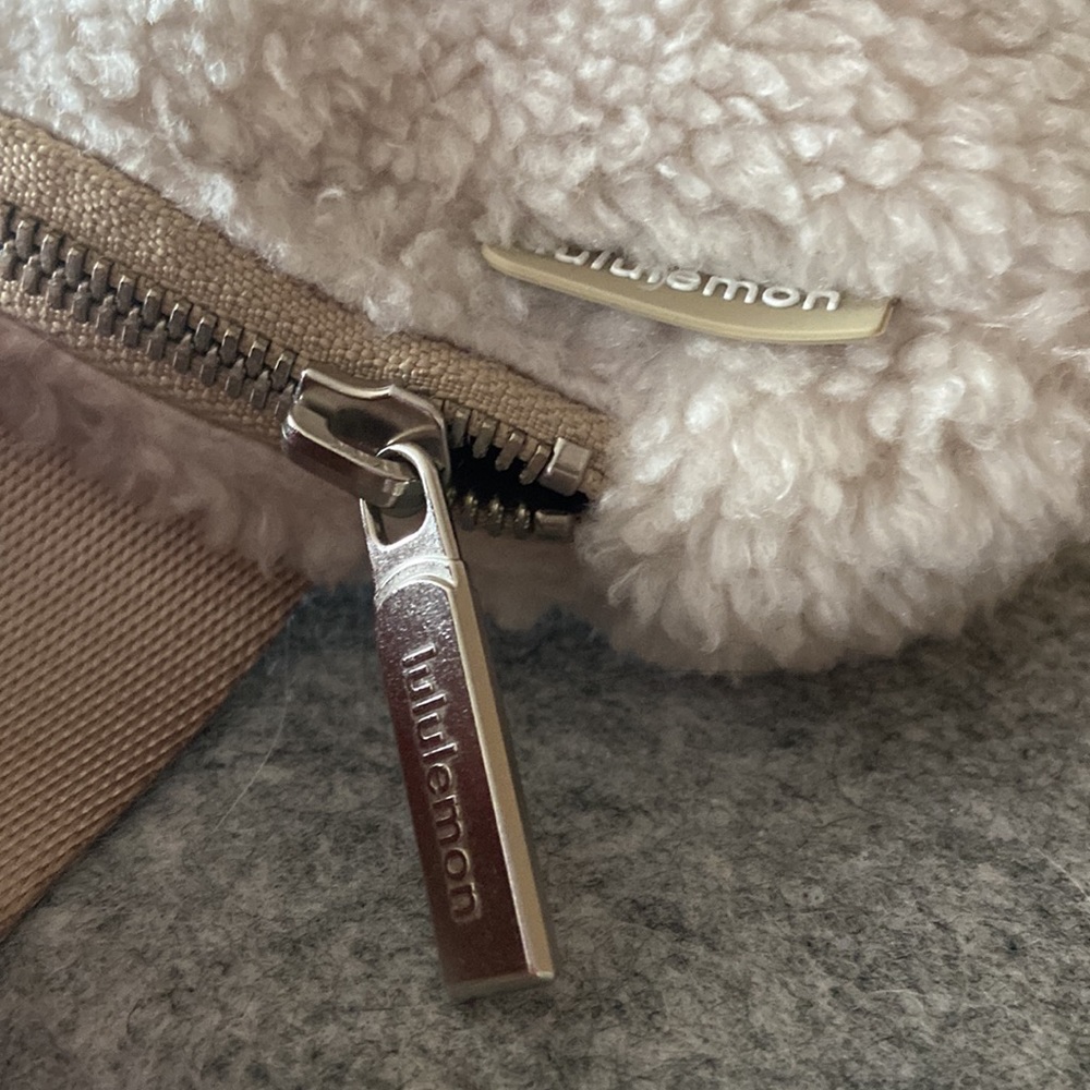 Lululemon everywhere fleece bag - Picture 7 of 9